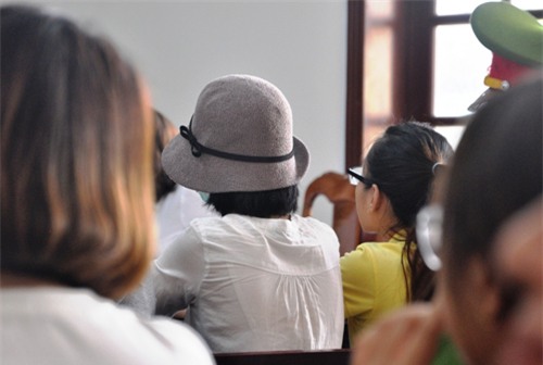 nu sinh bi tat axit mu mat dung khong vung khi du toa hinh anh 1