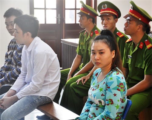 nu sinh bi tat axit mu mat dung khong vung khi du toa hinh anh 2