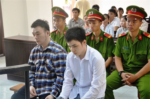 nu sinh bi tat axit mu mat dung khong vung khi du toa hinh anh 3