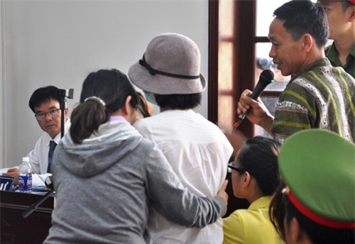 nu sinh bi tat axit mu mat dung khong vung khi du toa hinh anh 4