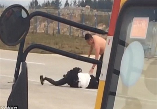 Vợ chồng đánh nhau trên đường băng, máy bay trễ chuyến - Ảnh 2.