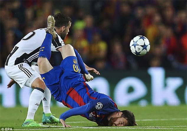 Chỉ cần một cái nhìn vào những bức ảnh Messi ngã sấp mặt, bạn sẽ được điểm danh những pha ngã \