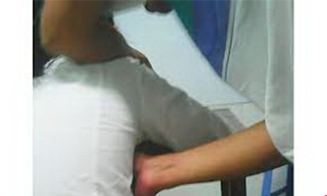 Nhiều nữ sinh bị 1 kẻ sàm sỡ ở cổng trường - Ảnh 1.