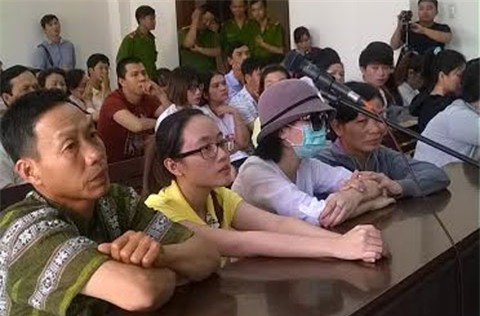 Nữ sinh bị tạt a xít, đồng tính, hai nữ sinh bị tạt a xít, nữ sinh tạt a xít ra tòa, TPHCM