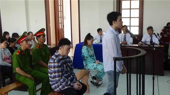 Nữ sinh bị tạt a xít, đồng tính, hai nữ sinh bị tạt a xít, nữ sinh tạt a xít ra tòa, TPHCM