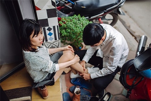 quen qua mang, chang cong tu "doc dinh" quyet cuoi co gai khuyet tat chi sau mot lan gap - 4