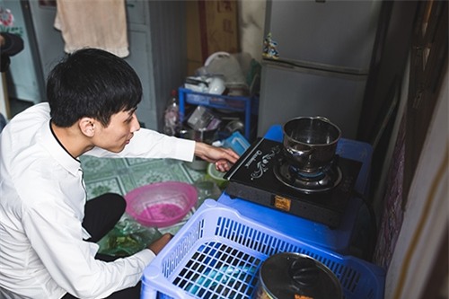 quen qua mang, chang cong tu "doc dinh" quyet cuoi co gai khuyet tat chi sau mot lan gap - 8