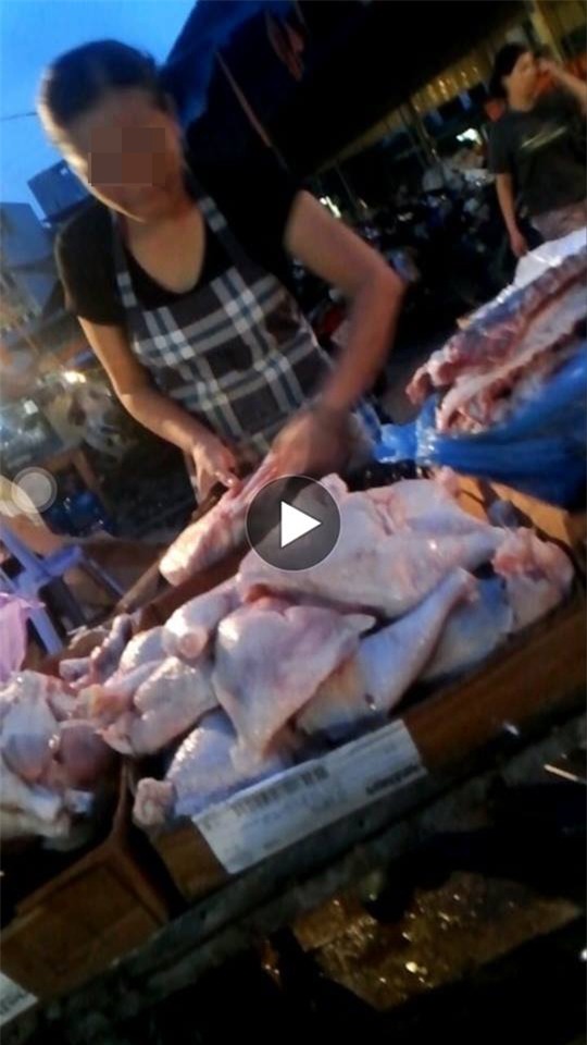 Thịt gà đông lạnh được bán ở chợ Phùng Khoang (ảnh cắt từ clip).