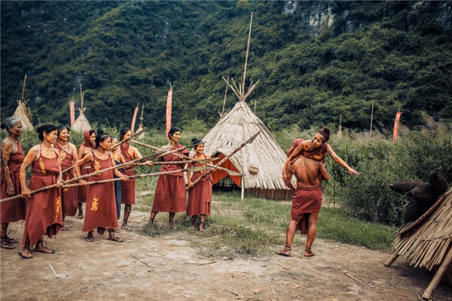 Bo anh cuoi theo phong cach tho dan doc dao tai 'dao Dau lau' hinh anh 1