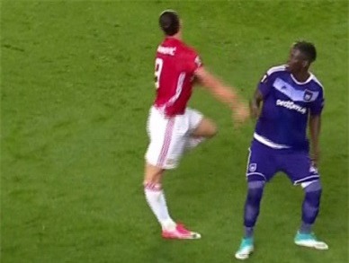 Ibra chan thuong kinh di trong tran thang cua MU hinh anh 1