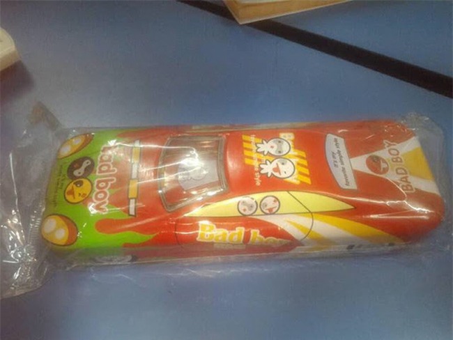 Bé gái tiểu học suốt ngày mang gói băng vệ sinh đến lớp, cô giáo sốc nặng khi thấy thứ bên trong - Ảnh 2.