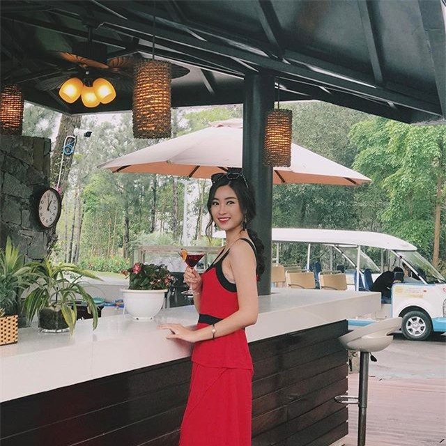 Angela Phương Trinh dìm chiều cao bằng quần loe quá khổ, Đỗ Mỹ Linh chững chạc với tóc uốn xoăn - Ảnh 1.