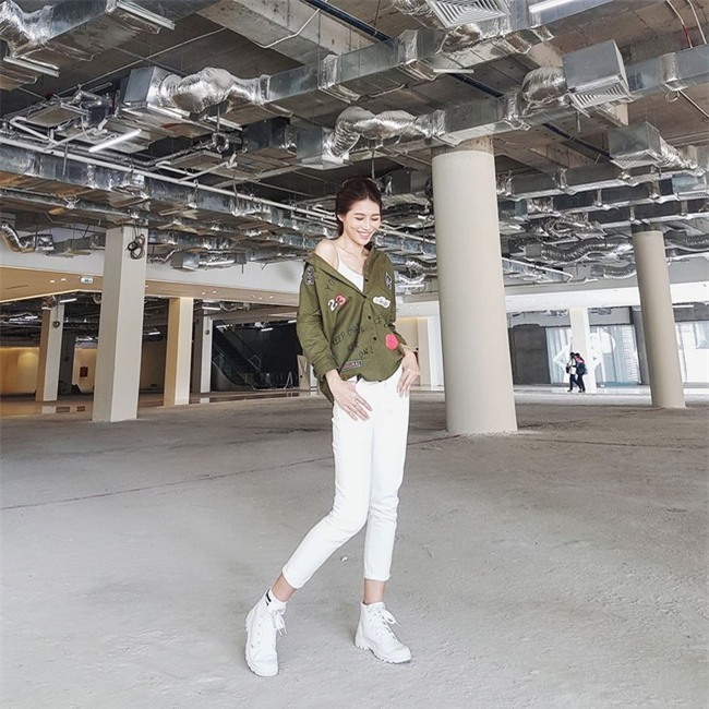 Angela Phương Trinh dìm chiều cao bằng quần loe quá khổ, Đỗ Mỹ Linh chững chạc với tóc uốn xoăn - Ảnh 15.