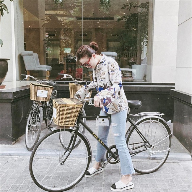 Angela Phương Trinh dìm chiều cao bằng quần loe quá khổ, Đỗ Mỹ Linh chững chạc với tóc uốn xoăn - Ảnh 19.