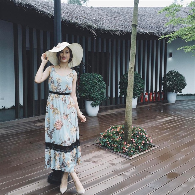 Angela Phương Trinh dìm chiều cao bằng quần loe quá khổ, Đỗ Mỹ Linh chững chạc với tóc uốn xoăn - Ảnh 2.