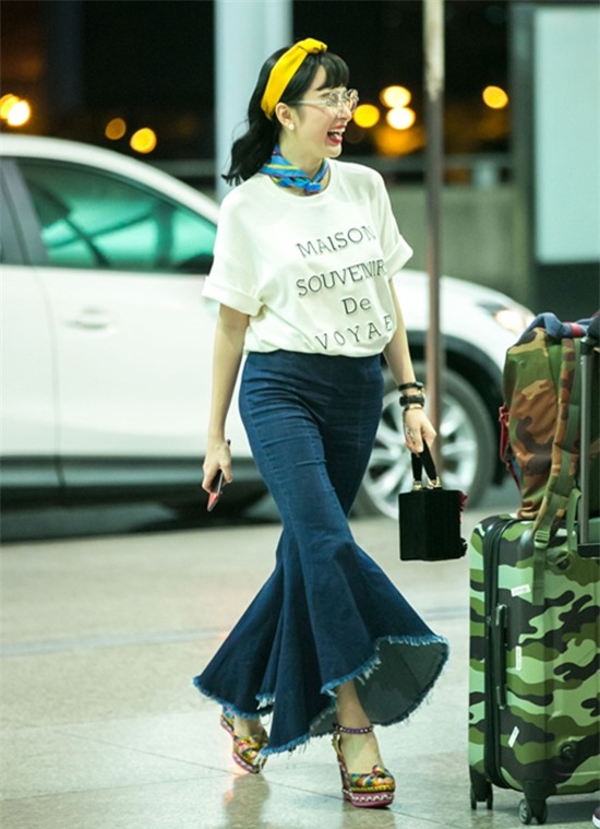 Angela Phương Trinh dìm chiều cao bằng quần loe quá khổ, Đỗ Mỹ Linh chững chạc với tóc uốn xoăn - Ảnh 3.