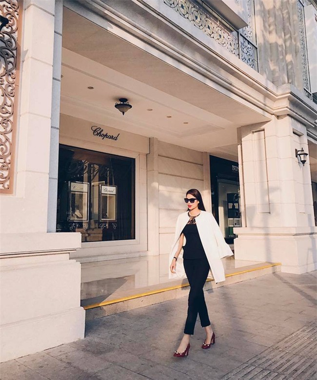 Angela Phương Trinh dìm chiều cao bằng quần loe quá khổ, Đỗ Mỹ Linh chững chạc với tóc uốn xoăn - Ảnh 7.