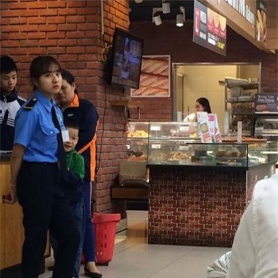 Bức ảnh nữ bảo vệ xinh đẹp thu hút sự chú ý của dân mạng.