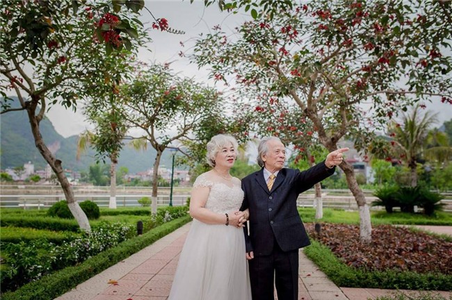 bo anh cuoi lang man cua cu ong cu ba u80 khien gioi tre phai ghen ti voi "thoi ong ba anh" - 1