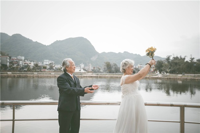 bo anh cuoi lang man cua cu ong cu ba u80 khien gioi tre phai ghen ti voi "thoi ong ba anh" - 10