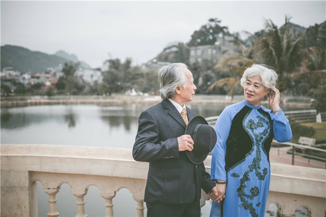 bo anh cuoi lang man cua cu ong cu ba u80 khien gioi tre phai ghen ti voi "thoi ong ba anh" - 2