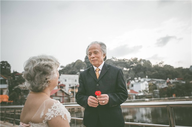 bo anh cuoi lang man cua cu ong cu ba u80 khien gioi tre phai ghen ti voi "thoi ong ba anh" - 4