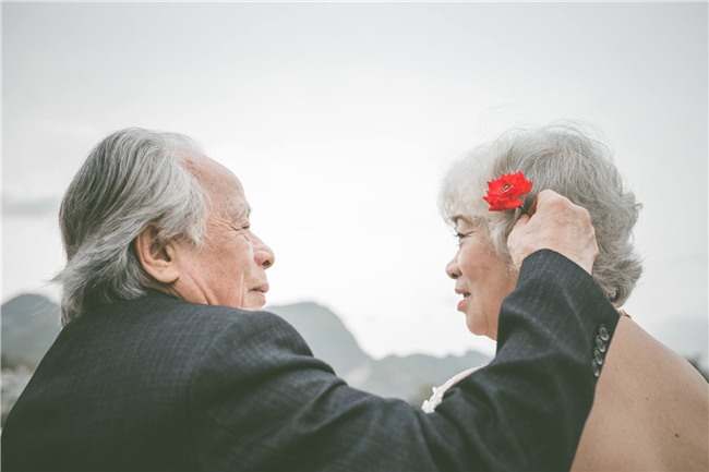 bo anh cuoi lang man cua cu ong cu ba u80 khien gioi tre phai ghen ti voi "thoi ong ba anh" - 5