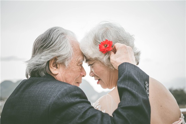 bo anh cuoi lang man cua cu ong cu ba u80 khien gioi tre phai ghen ti voi "thoi ong ba anh" - 6