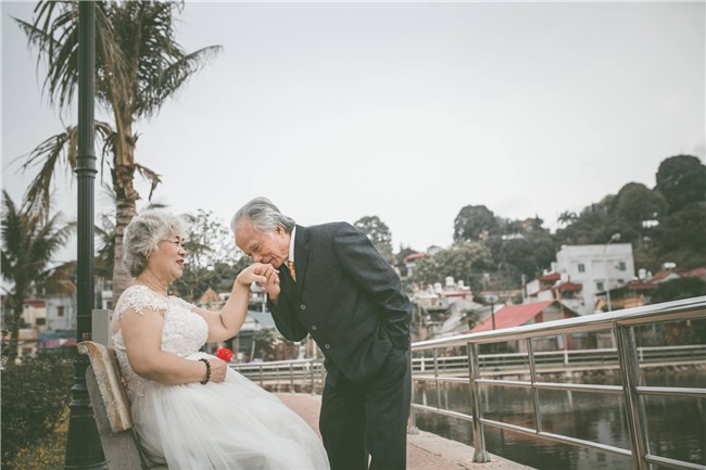 bo anh cuoi lang man cua cu ong cu ba u80 khien gioi tre phai ghen ti voi "thoi ong ba anh" - 7