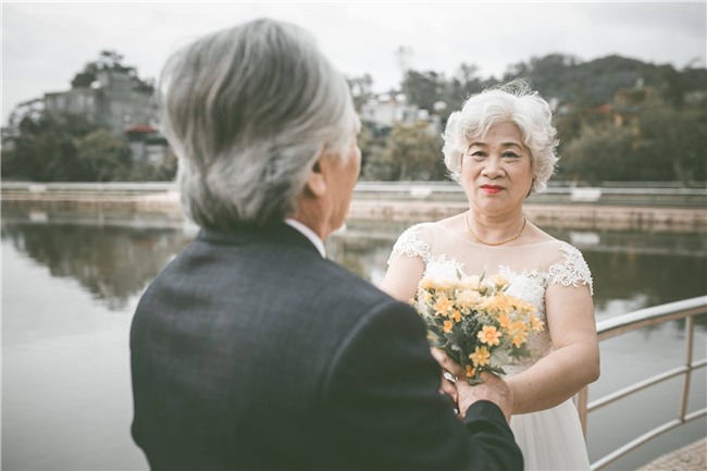 bo anh cuoi lang man cua cu ong cu ba u80 khien gioi tre phai ghen ti voi "thoi ong ba anh" - 9