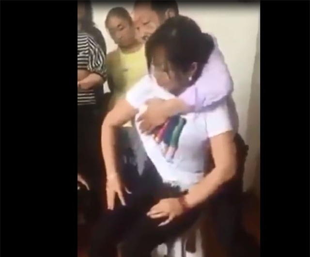 Thầy lang xoa ngực chữa bệnh. Video cắt từ clip