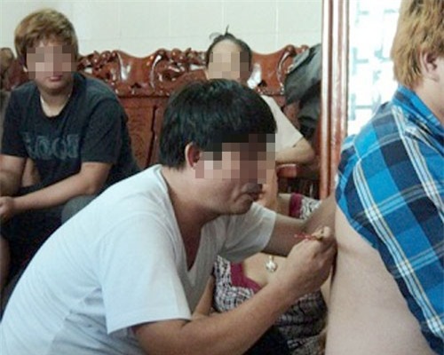 Thầy S. hơ nhang chữa bệnh