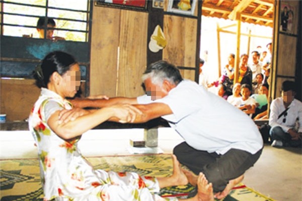 Các chiêu thức chữa bệnh kỳ quái của thần y H.