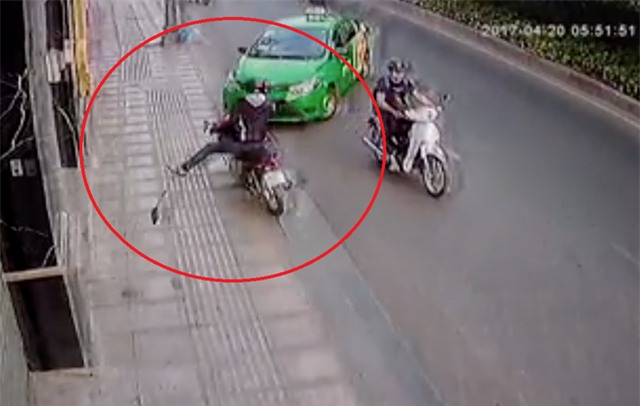 Sau đó tên cướp đã bị lái xe taxi đâm vào