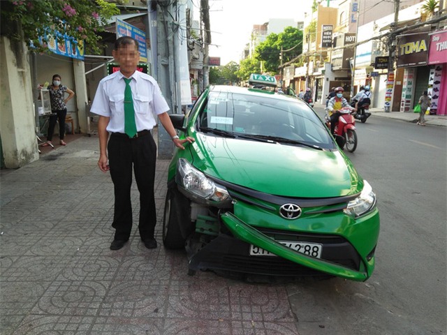 Người tài xế dũng cảm bên chiếc xe taxi của mình