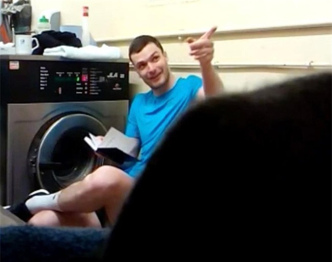 Cựu sao Man City ngồi tù vẫn ước xâm hại tình dục nạn nhân - Ảnh 1.