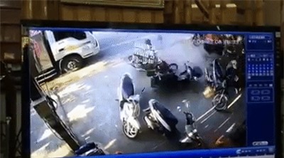 Clip: Hàng chục người hợp sức nâng chiếc Camry, giải cứu người phụ nữ bị cuốn vào gầm xe - Ảnh 2.