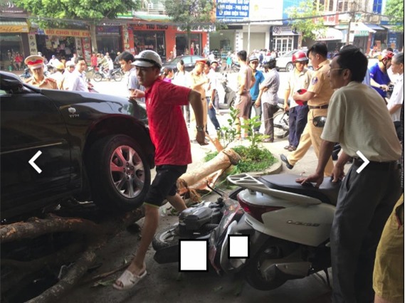 Clip: Hàng chục người hợp sức nâng chiếc Camry, giải cứu người phụ nữ bị cuốn vào gầm xe - Ảnh 4.