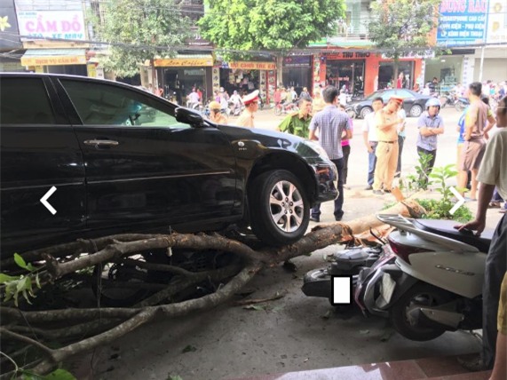 Clip: Hàng chục người hợp sức nâng chiếc Camry, giải cứu người phụ nữ bị cuốn vào gầm xe - Ảnh 5.