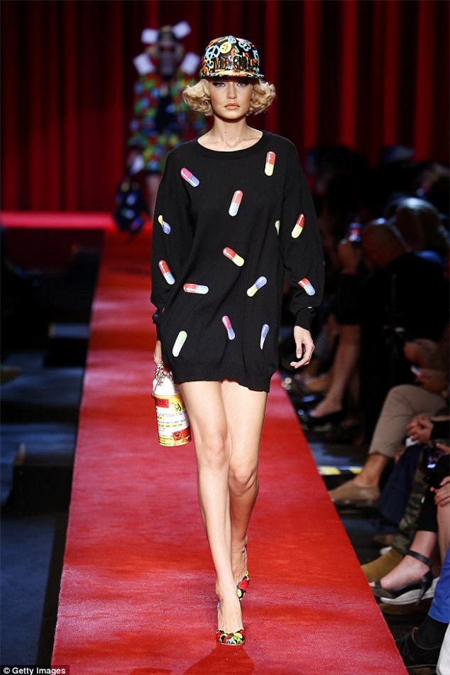 Moschino ra mắt túi xách hình vỉ thuốc giá... 25 triệu đồng - Ảnh 5.