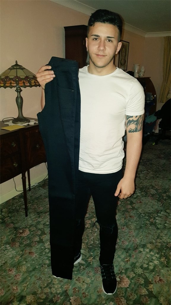 Các hãng thời trang liên tiếp tung ra những kiểu quần jeans lạ đời khiến dân tình mắt tròn mắt dẹt - Ảnh 12.