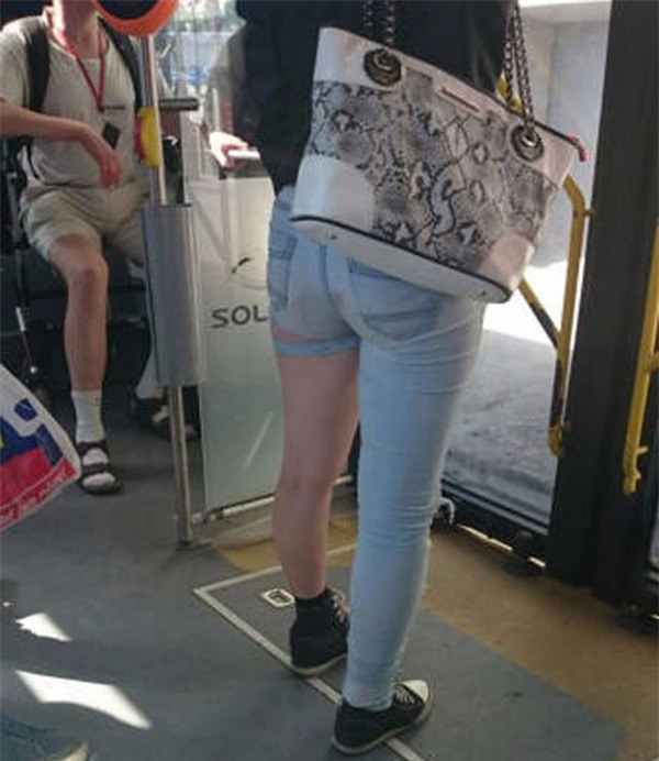 Các hãng thời trang liên tiếp tung ra những kiểu quần jeans lạ đời khiến dân tình mắt tròn mắt dẹt - Ảnh 13.