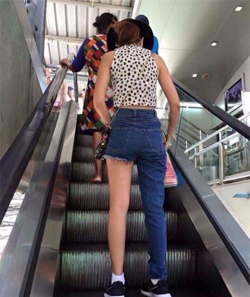 Các hãng thời trang liên tiếp tung ra những kiểu quần jeans lạ đời khiến dân tình mắt tròn mắt dẹt - Ảnh 14.
