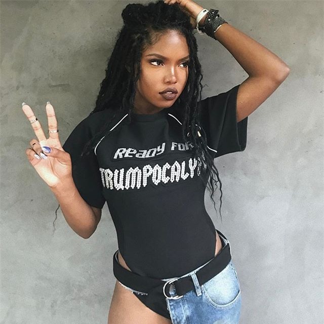 Các hãng thời trang liên tiếp tung ra những kiểu quần jeans lạ đời khiến dân tình mắt tròn mắt dẹt - Ảnh 17.