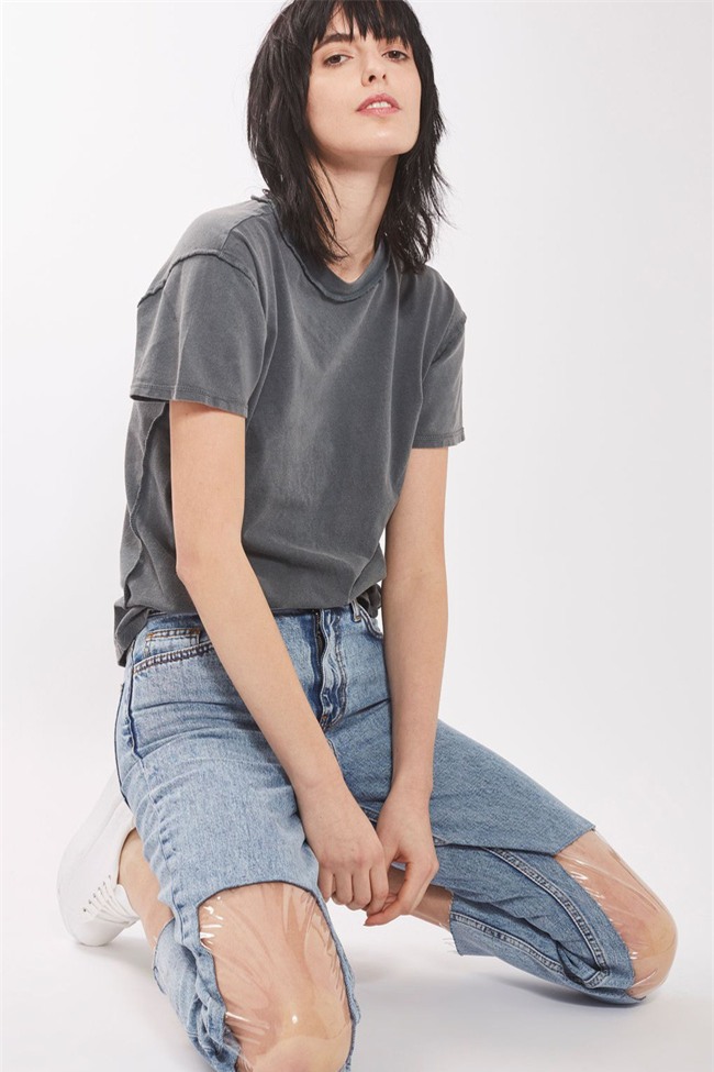Các hãng thời trang liên tiếp tung ra những kiểu quần jeans lạ đời khiến dân tình mắt tròn mắt dẹt - Ảnh 2.
