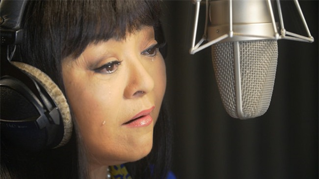 Danh ca Huong Lan bat khoc khi hat nhac phim hinh anh 1