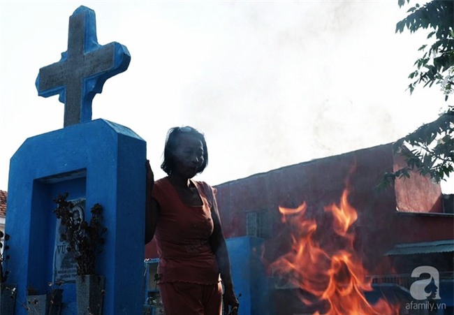 Người đàn bà bất hạnh “sinh bảy chết năm”, sống ở nghĩa trang 21 năm trời ngay giữa Sài Gòn - Ảnh 1.