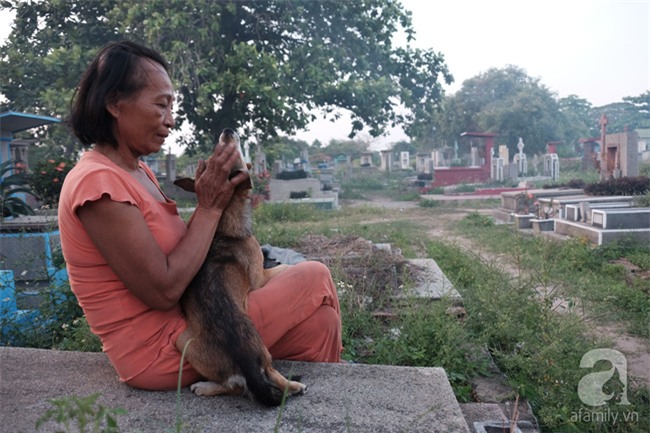 Người đàn bà bất hạnh “sinh bảy chết năm”, sống ở nghĩa trang 21 năm trời ngay giữa Sài Gòn - Ảnh 12.