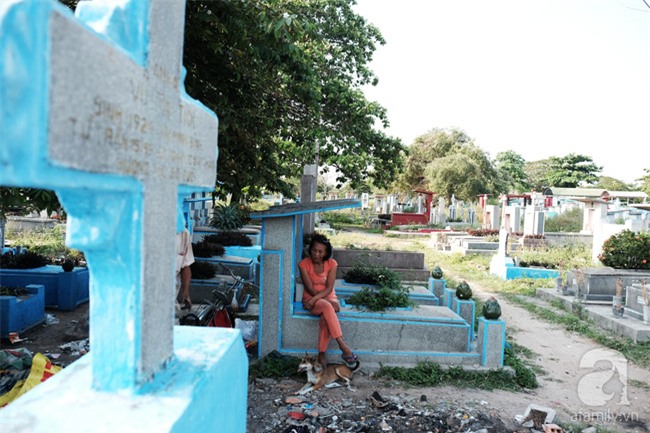 Người đàn bà bất hạnh “sinh bảy chết năm”, sống ở nghĩa trang 21 năm trời ngay giữa Sài Gòn - Ảnh 4.