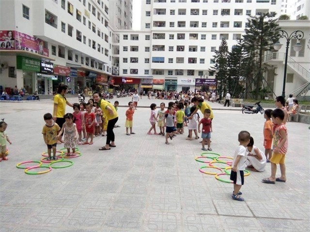 Do không có diện tích rộng để làm sân chơi, nhiều cơ sở mầm non tại Khu đô thị HH Linh Đàm đã sử dụng sân chung cư để khắc phục. Ảnh: Q.Anh